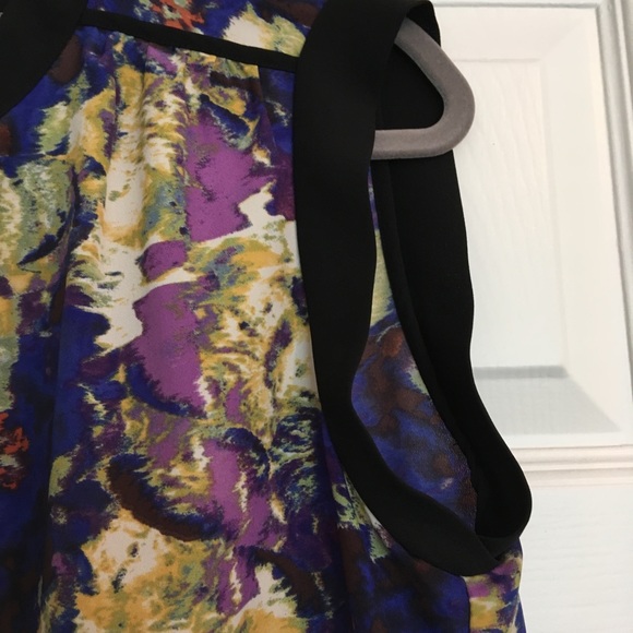 Abstract pattern u-neck polyester blouse - Picture 3 of 8